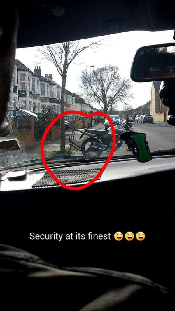 Guy secures his bike in the wost way. — fail moment