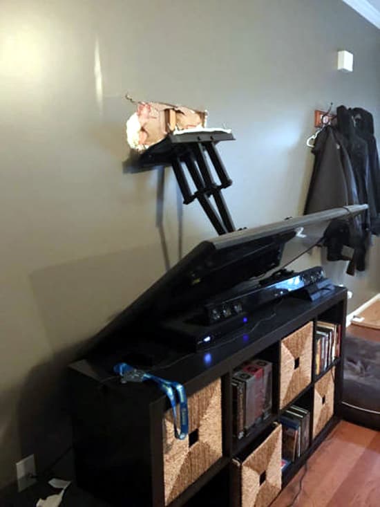 Moment: tV Wall Mount FAIL
