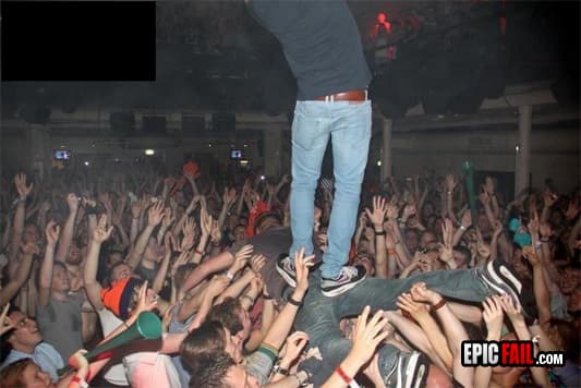 Clip: crowd Surfing Win