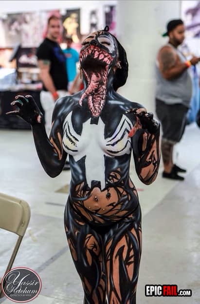 Caught on camera: girl Venom Cosplay WIN