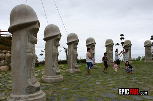 Moment: this Would Make An Awkward Family Trip – Statues Design FAIL