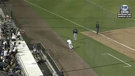 Moment: mascot Ball Catch WIN